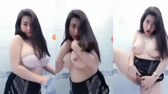 Iclik Ibu Viral VCS Tante Binal di Kamar Mandi